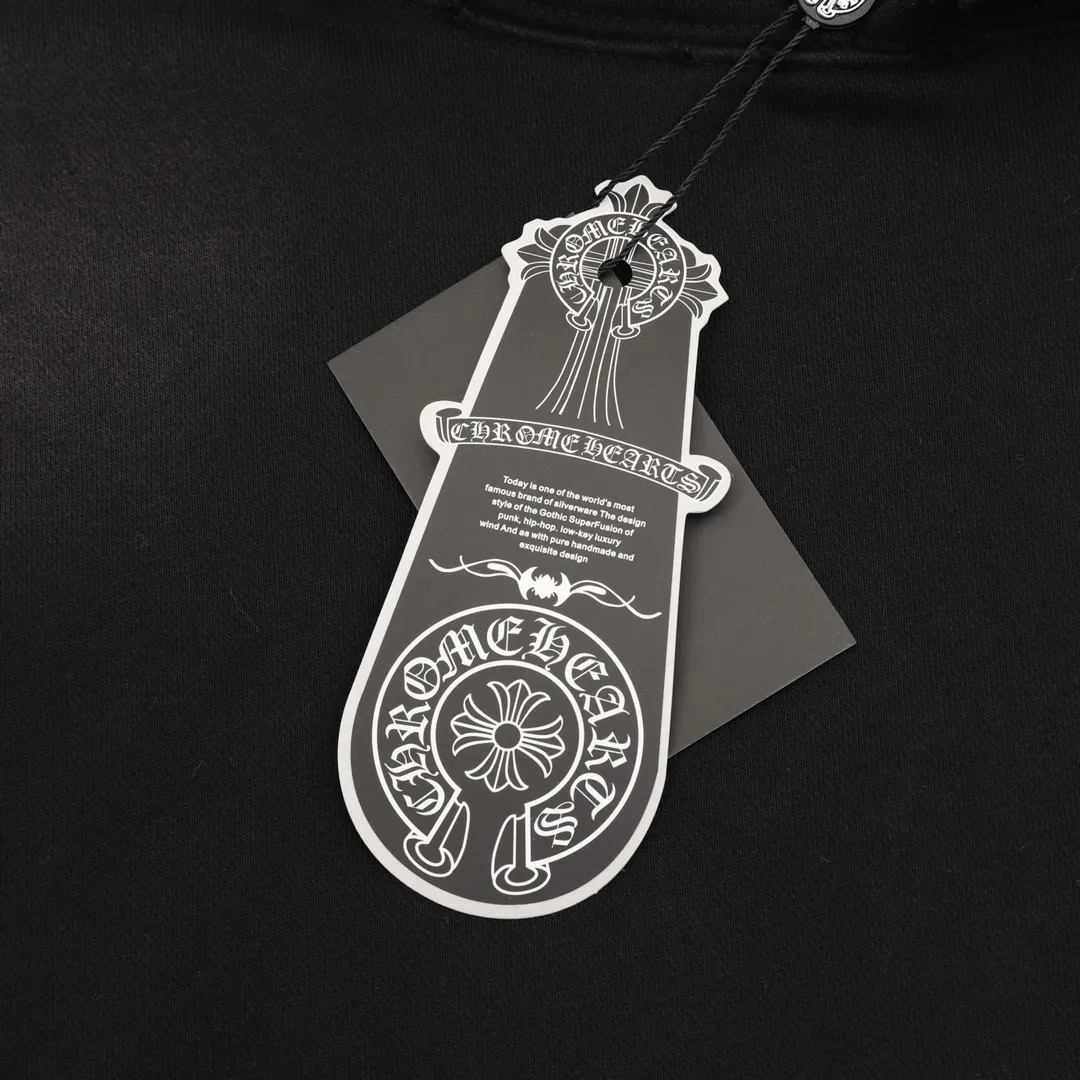 P580 Chrome Hearts/Chrome Hearts Heavy-duty washed horseshoe Sanskrit denim patch embroidered hooded sweatshirt. Made of double-strand double yarn 430g pure cotton sweatshirt fabric. The fabric is woven with double-strand twists. It is 40% stronger than single-strand yarn and forms a three-dimensional texture similar to the texture of tripe. It not only maintains the moisture absorption and breathability of pure cotton, but also achieves softness and non-collapse through double-strand thickening. Laser burning appliqué embroidery. Frayed process Micro-label patch on the chest Large logo horseshoe pattern on the back Heavy-duty laser burnt three-dimensional patch embroidery design Washed and frayed The overall garment presents a lazy style Whether it is daily outings or sports and fitness, you can show your trendy attitude and become the focus of the street Complete with three logos OS loose fit Color: washed black, washed white Size: S-XL